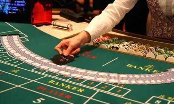 Dealer live casino profesional berinteraksi dengan pemain via streaming medali4d